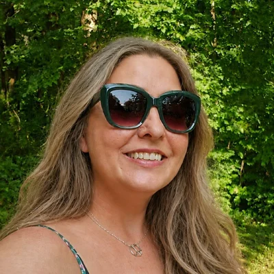 A headshot photo of Jessi
